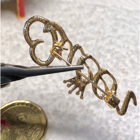 👑Pretty gold and rhinestone QUEEN brooch/pin - Picture 5 of 9